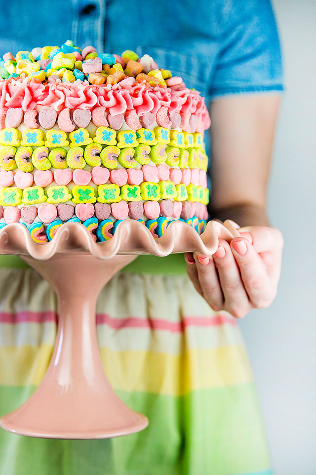 Wear+Where+Well shares a magically delicious Lucky Charms rainbow layer cake. It is perfect for St. Patrick's Day.