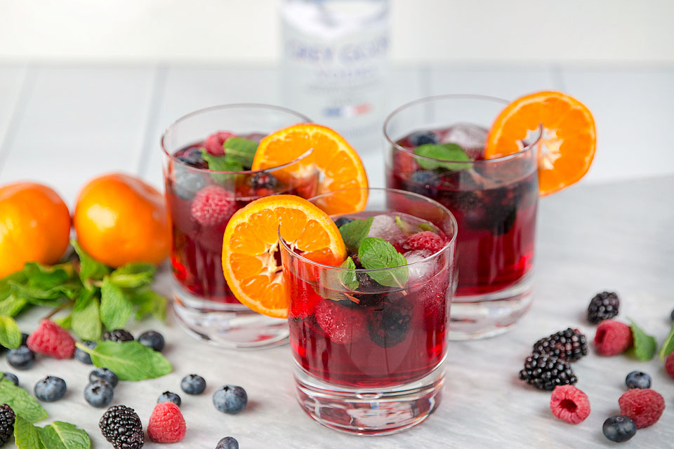 Wear+Where+Well shares a recipe for Kentucky Derby drink with vodka, berries and cranberry.